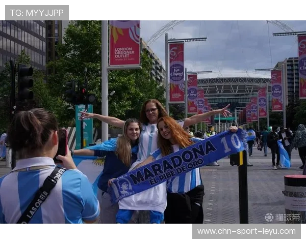 迷人的欧冠文化，全球球迷共襄盛举，欧冠球迷冲进球场